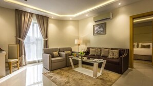 Una sala de estar moderna con un conjunto de sofá, una mesa de centro y una lámpara.