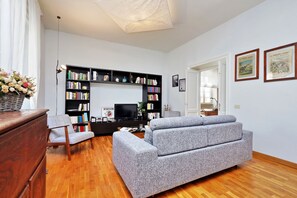 Departamento, 3 habitaciones | Área de sala de estar | Televisión de pantalla plana y reproductor de DVD 