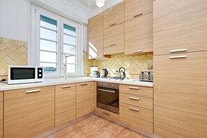 Departamento, 3 habitaciones | Cocineta privada | Refrigerador con congelador, microondas, horno y parrilla de estufa 