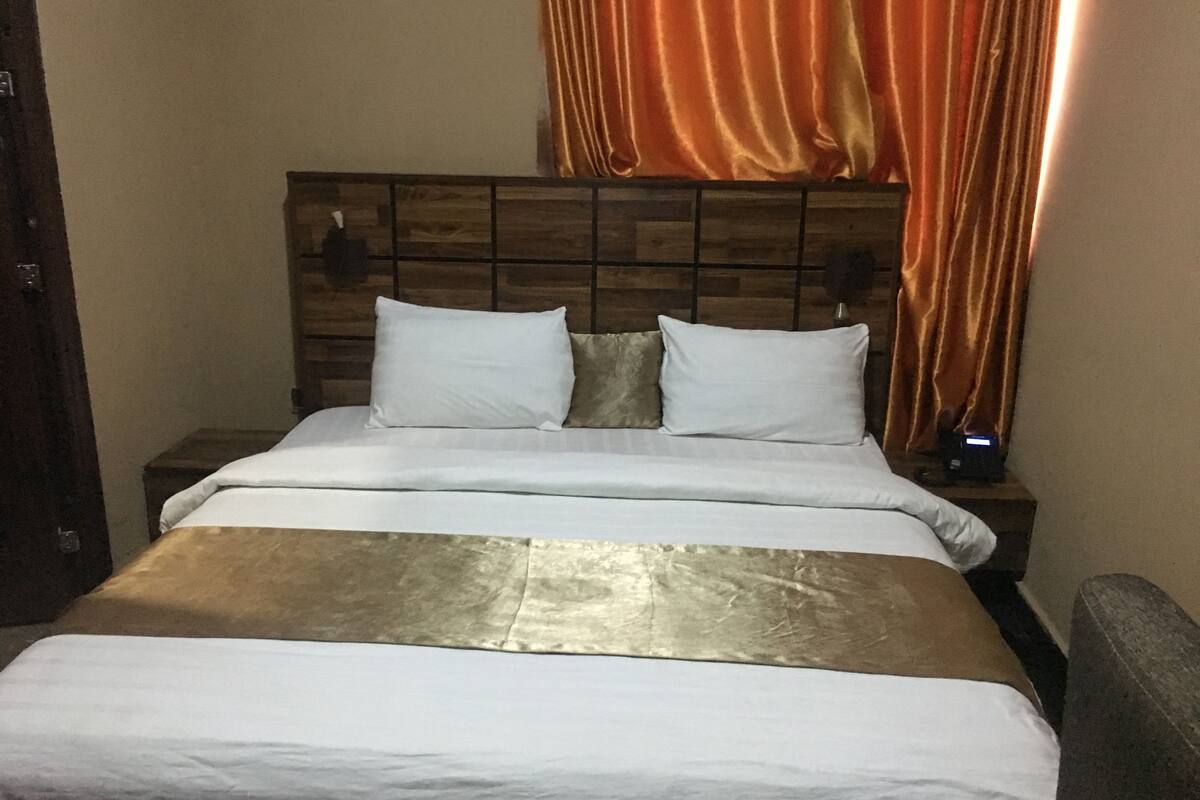 Standard Room | In-room safe, desk, free WiFi, bed sheets