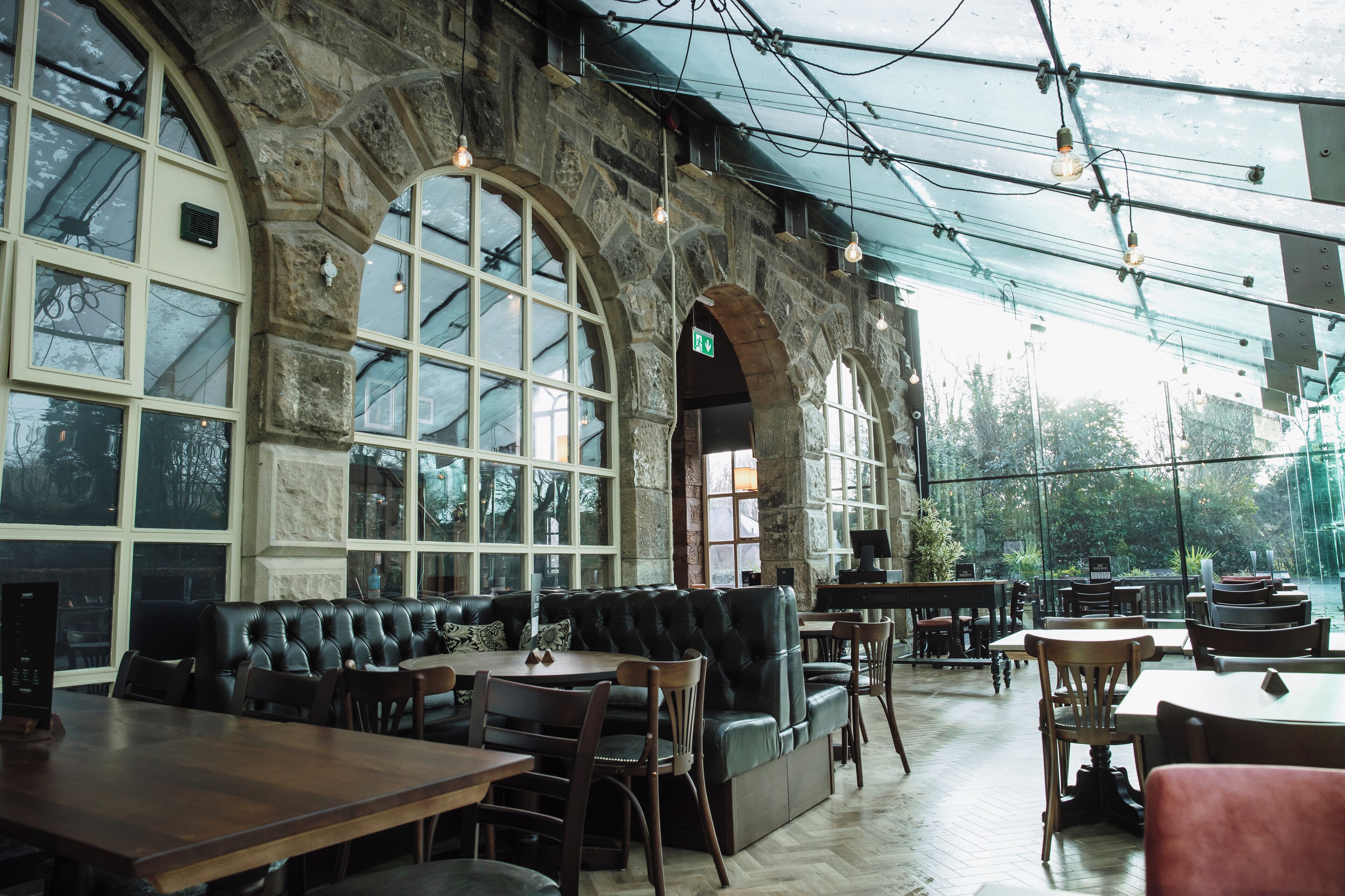 供应午餐和晚餐，英国菜