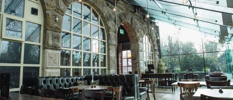 Lunch and dinner served, British cuisine