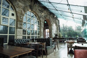 Déjeuner et dîner servis sur place