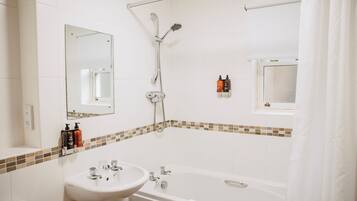 Combined shower/bathtub, free toiletries, hair dryer, towels