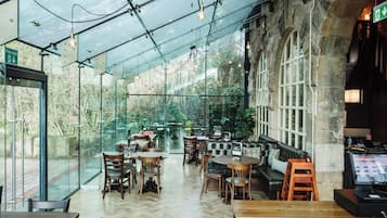 Se sirven comidas, cenas y cocina británica