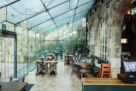 Se sirven almuerzos y cenas, cocina británica. The Keelman and Big Lamp Brewery