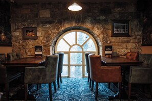 Déjeuner et dîner servis sur place