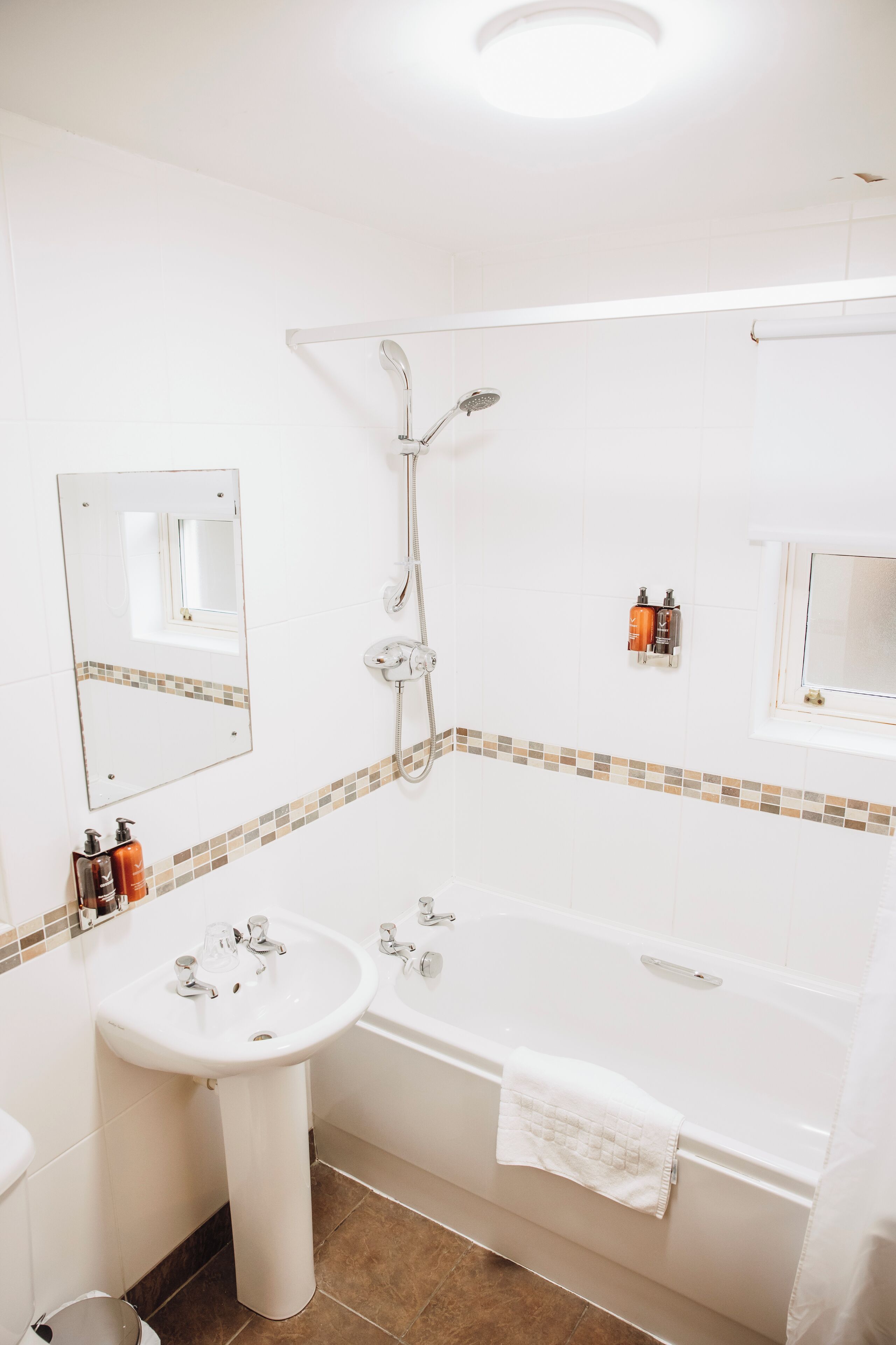 Kolmen hengen huone | Kylpyhuone | Ilmaiset hygieniatuotteet, pyyhkeet