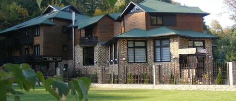 Vista frontal de la propiedad