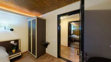 ميني بار وخزنة داخل الغرفة ومكواة/لوح كي وواي فاي مجانًا