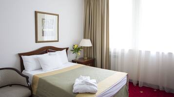 Standardværelse - 1 queensize-seng | Minibar, pengeskab på værelset, skrivebord, strygejern/strygebræt