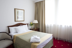 Habitación estándar, 1 cama Queen size | Minibar, caja de seguridad en la habitación y escritorio