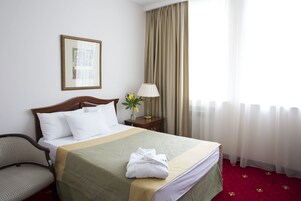 Minibar, caja de seguridad en la habitación y escritorio