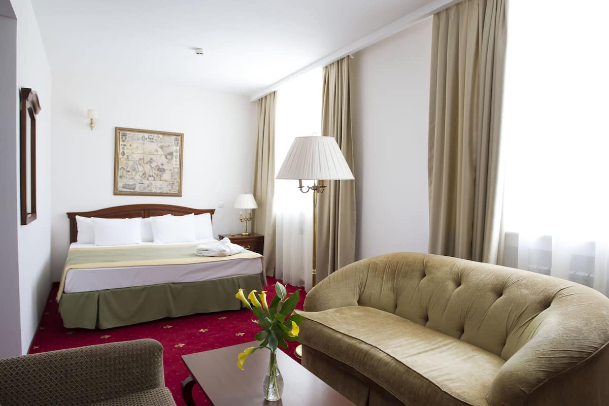 Deluxe kamer, 1 kingsize bed | Een minibar, een kluis op de kamer, een bureau