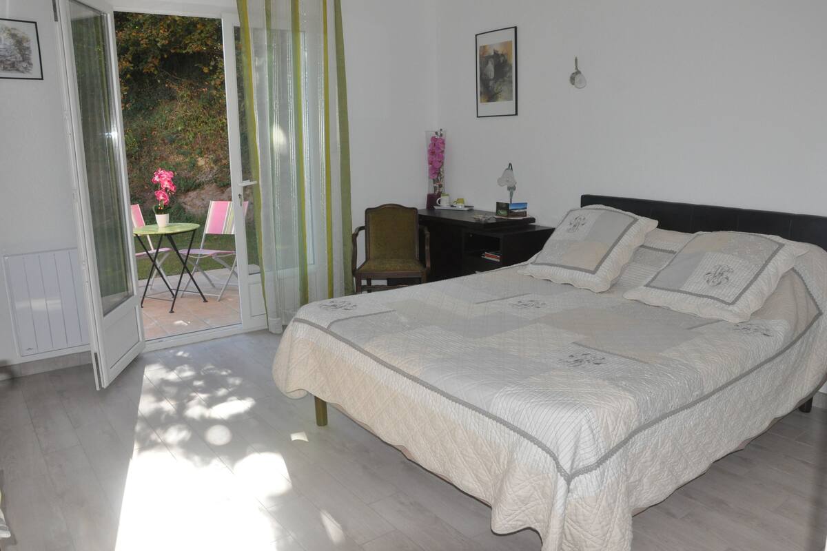 Double Room (Mirepoix ou Foix) | Premium bedding, desk, laptop workspace, soundproofing