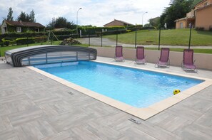 Kolam renang outdoor musiman, dengan payung kolam renang