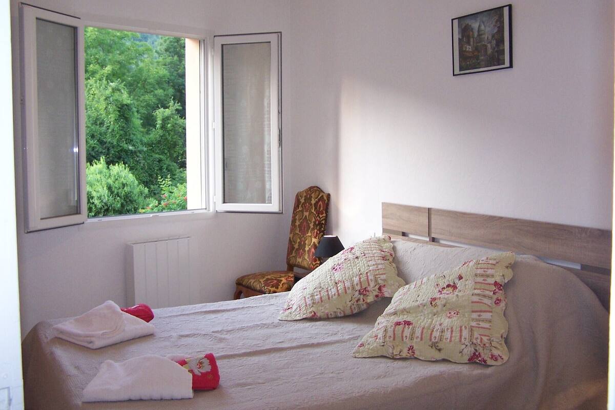 Family Apartment, 1 Bedroom | Premium bedding, desk, laptop workspace, soundproofing