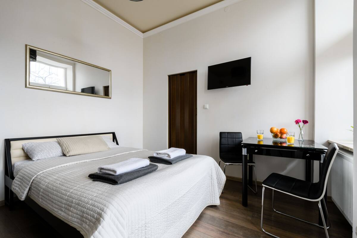 Studio, 1 Double Bed (Foksal 17B m.3) | Iron/ironing board, WiFi (free), bed sheets