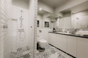 Apartment (Poznanska 11m7) | Bathroom | Shower, free toiletries, hair dryer, towels - Downtown Apartments (Warsaw)