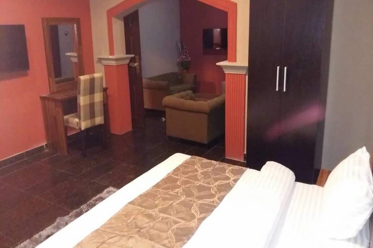 Suite | Peti besi dalam bilik, meja, katil lipat simpan percuma, cadar katil