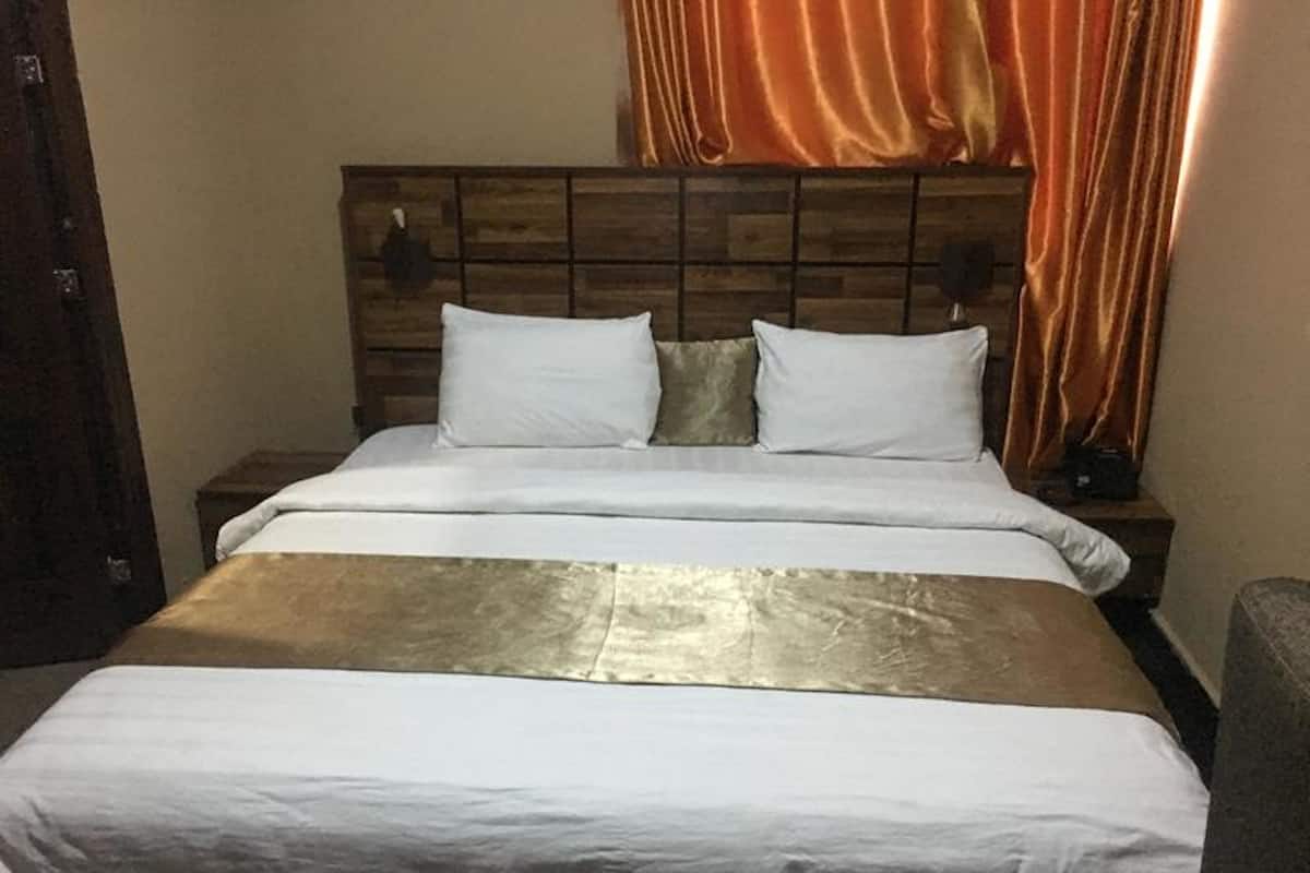 Standard Room | Peti besi dalam bilik, meja, katil lipat simpan percuma, cadar katil
