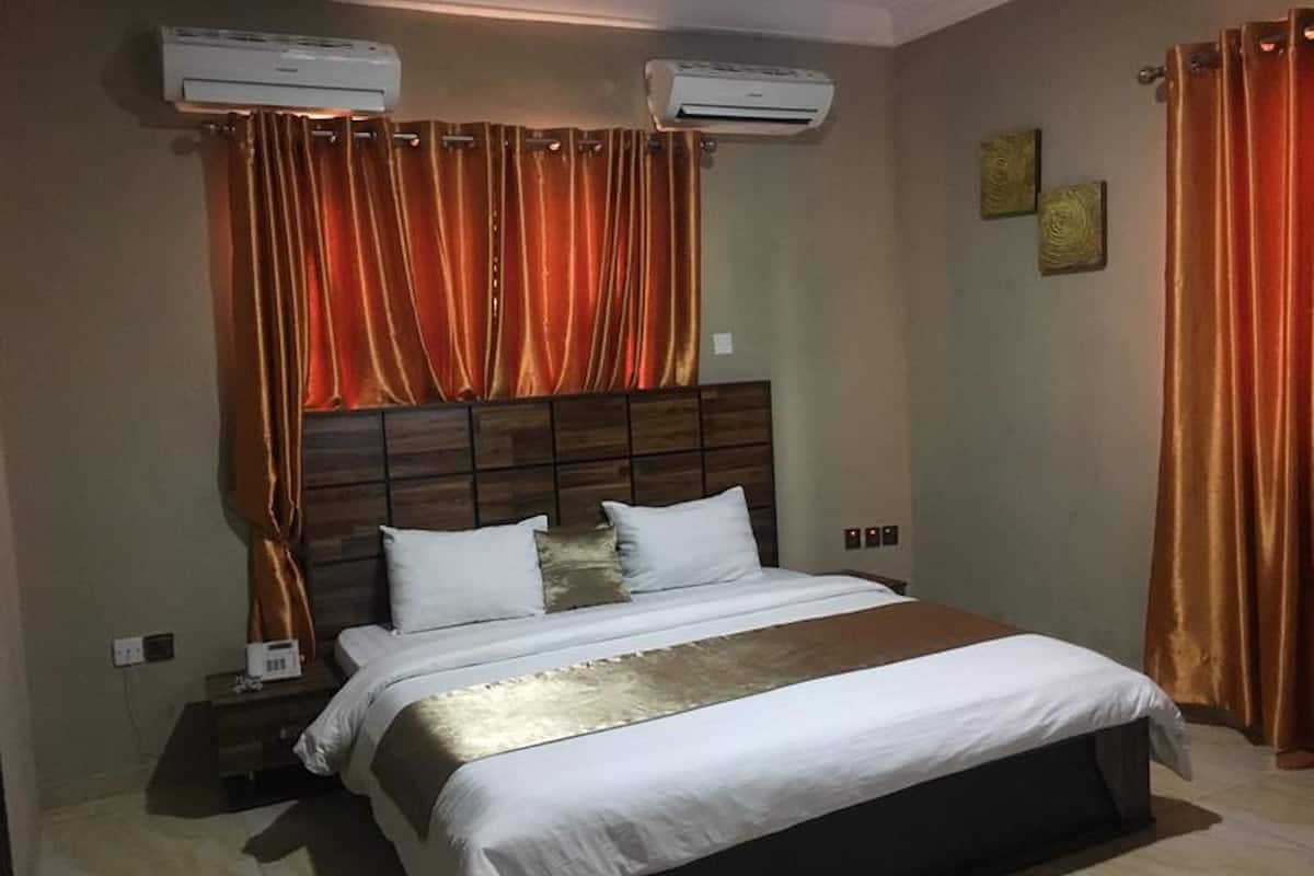 Executive Room | Peti besi dalam bilik, meja, katil lipat simpan percuma, cadar katil