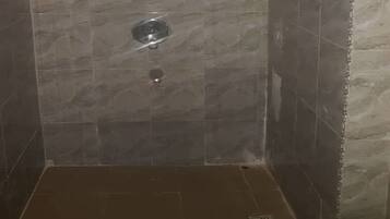 Habitación de lujo | Baño | Regadera y toallas