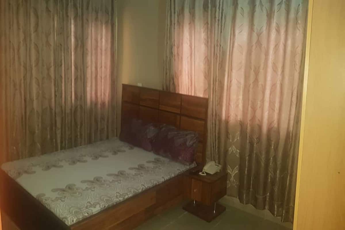 Classic Room | Peti besi dalam bilik, meja, katil lipat simpan percuma, cadar katil