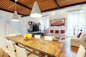 Appartement, 2 chambres | Coin séjour | Télévision à écran plat, lecteur de DVD