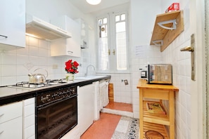 Refrigerador con freezer, microondas, placa de cocina