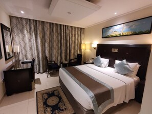Desk, soundproofing, free WiFi, bed sheets - Smana Hotel Al Raffa (Dubai)