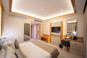 Deluxe King Room | Desk, soundproofing, free WiFi, bed sheets