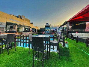 Kolam renang outdoor, dengan kursi berjemur