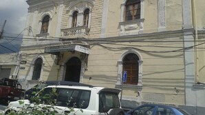 Un edifici amb un cartell que indica que és un hostal.
