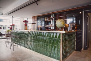 Bar (on property) - HENRI Hotel Düsseldorf Downtown (Düsseldorf)