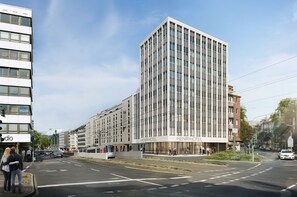 Un hôtel moderne doté d’une façade imposante, de plusieurs étages et d’une signalétique claire indiquant l’hôtel Henri.