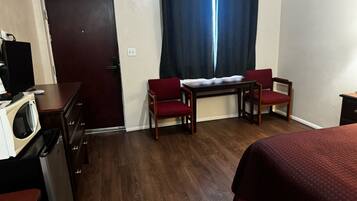 Economy Room, 1 Double Bed | Desk, soundproofing, free WiFi, bed sheets