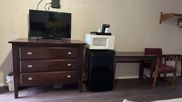 Habitación económica, 2 camas matrimoniales | Escritorio, insonorización, wifi gratis y ropa de cama