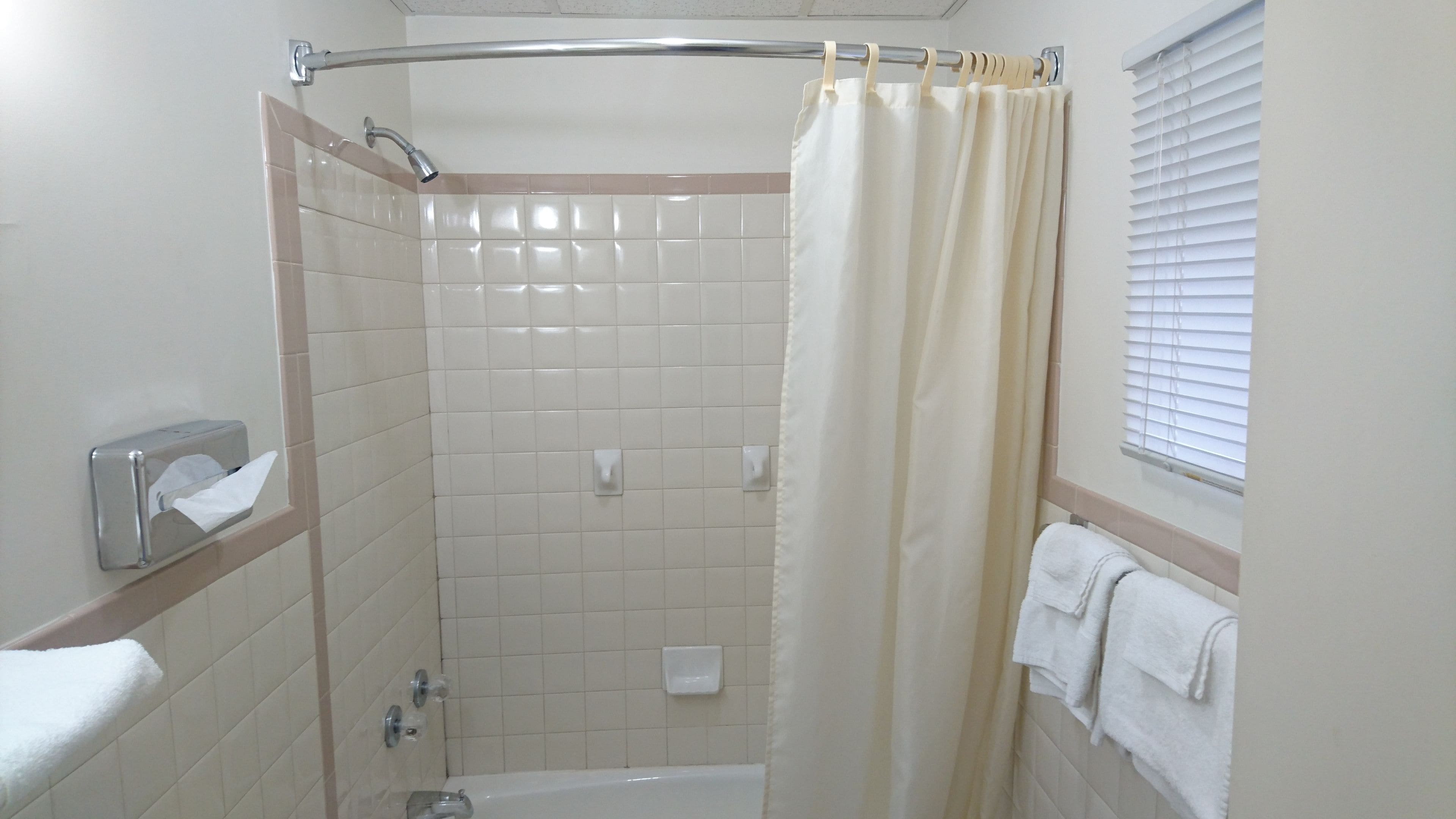 Chambre économique, 2 lits doubles | Salle de bain | Ensemble baignoire-douche, baignoire profonde