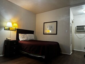 Economy-Zimmer, 1 Doppelbett | Schreibtisch, schallisolierte Zimmer, kostenloses WLAN, Bettwäsche