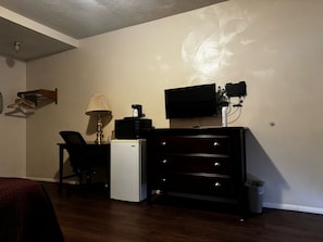 Habitación económica, 1 cama matrimonial | Escritorio, insonorización, wifi gratis y ropa de cama