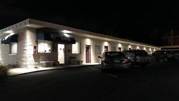 Vista frontal de la propiedad por la tarde o noche