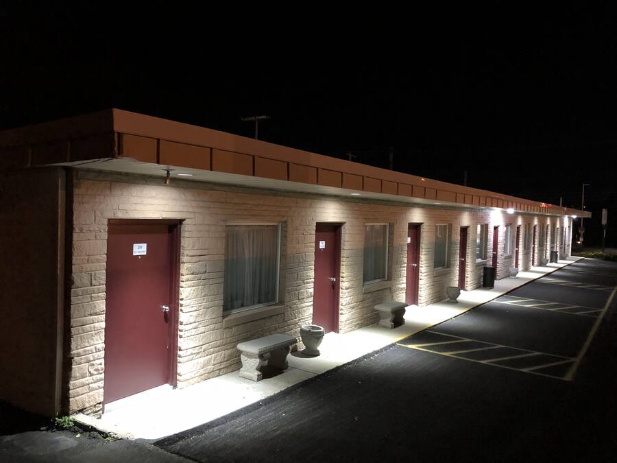 Voorkant accommodatie - avond/nacht