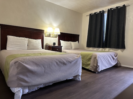 Escritorio, sistema de insonorización, wifi gratis y ropa de cama . Heritage Inn