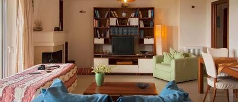 Apartment | Living room | Flat-screen TV