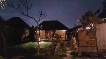 Voorkant accommodatie - avond/nacht