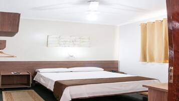 Quarto solteiro standard, 1 cama de casal, para fumantes | Escrivaninha, Wi-Fi de cortesia, roupa de cama