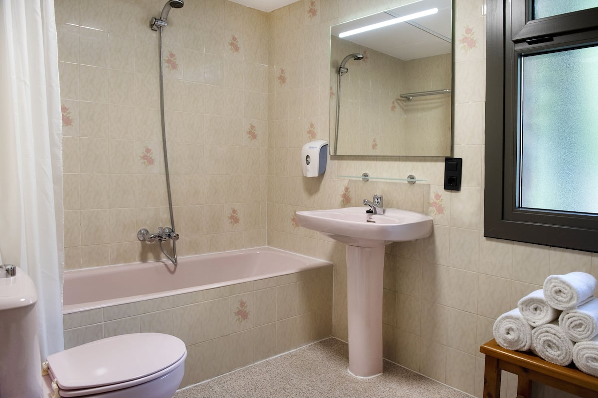 combined shower/bathtub, deep-soaking bathtub, free toiletries