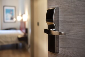 A modern hotel room with a sleek, metallic door handle and a wooden wall. - Hotel Palarine (La Massana)