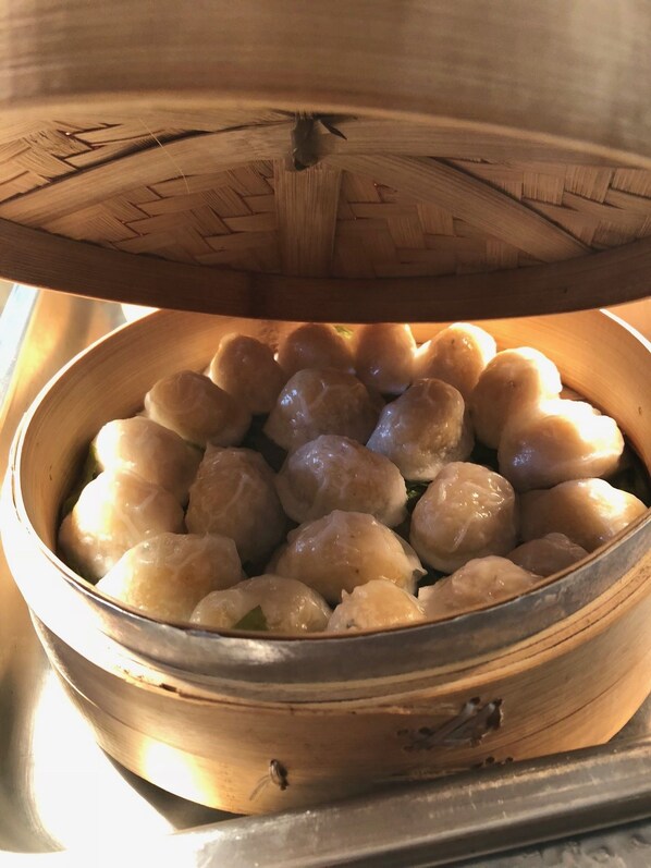 A bamboo steamer with dumplings inside. - Hotel Palarine (La Massana)